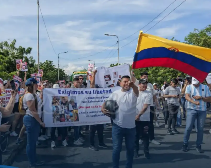 “Liberen a mi hijo”, Familiares de colombiano detenido por el chavismo protestaron en la frontera (VIDEO)