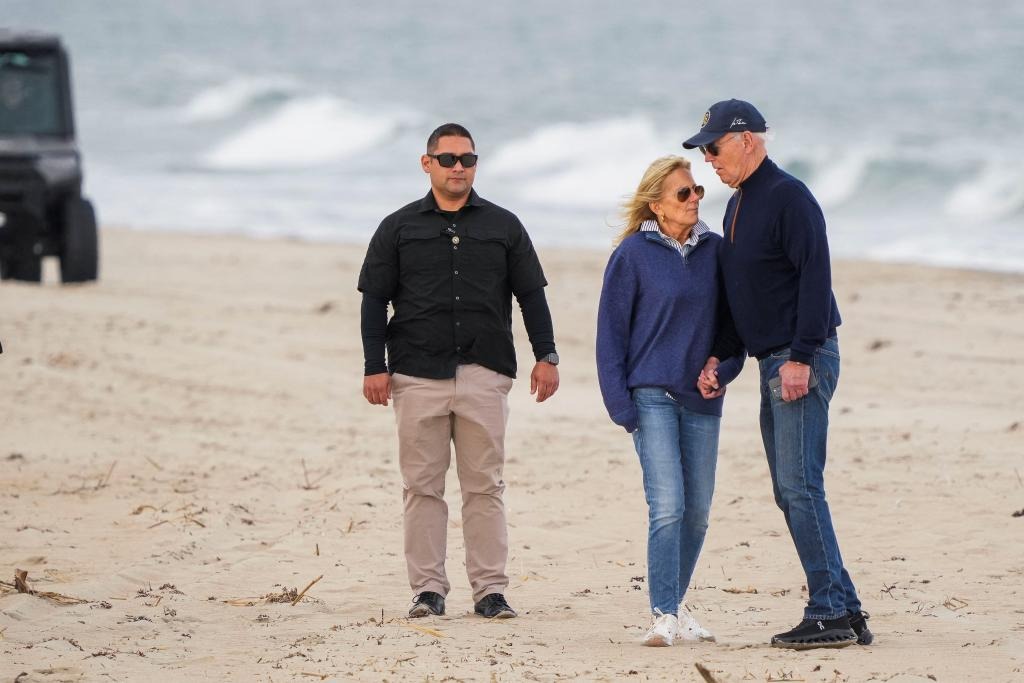 VIDEO: Biden tropezó varias veces y necesitó la ayuda de su esposa al caminar en playa de Delaware