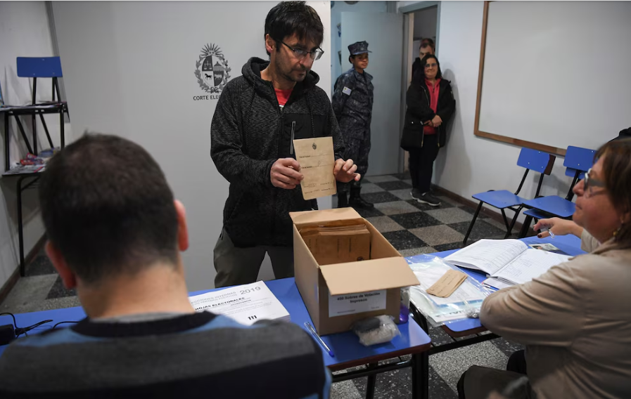 Abrieron los centros de votación para la segunda vuelta de las elecciones presidenciales en Uruguay