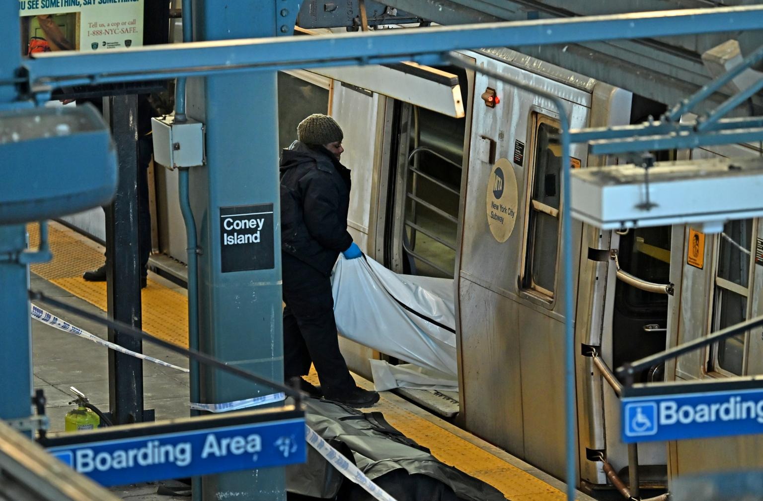 Migrante fue arrestado por prender fuego a una mujer en tren de Coney Island y verla morir