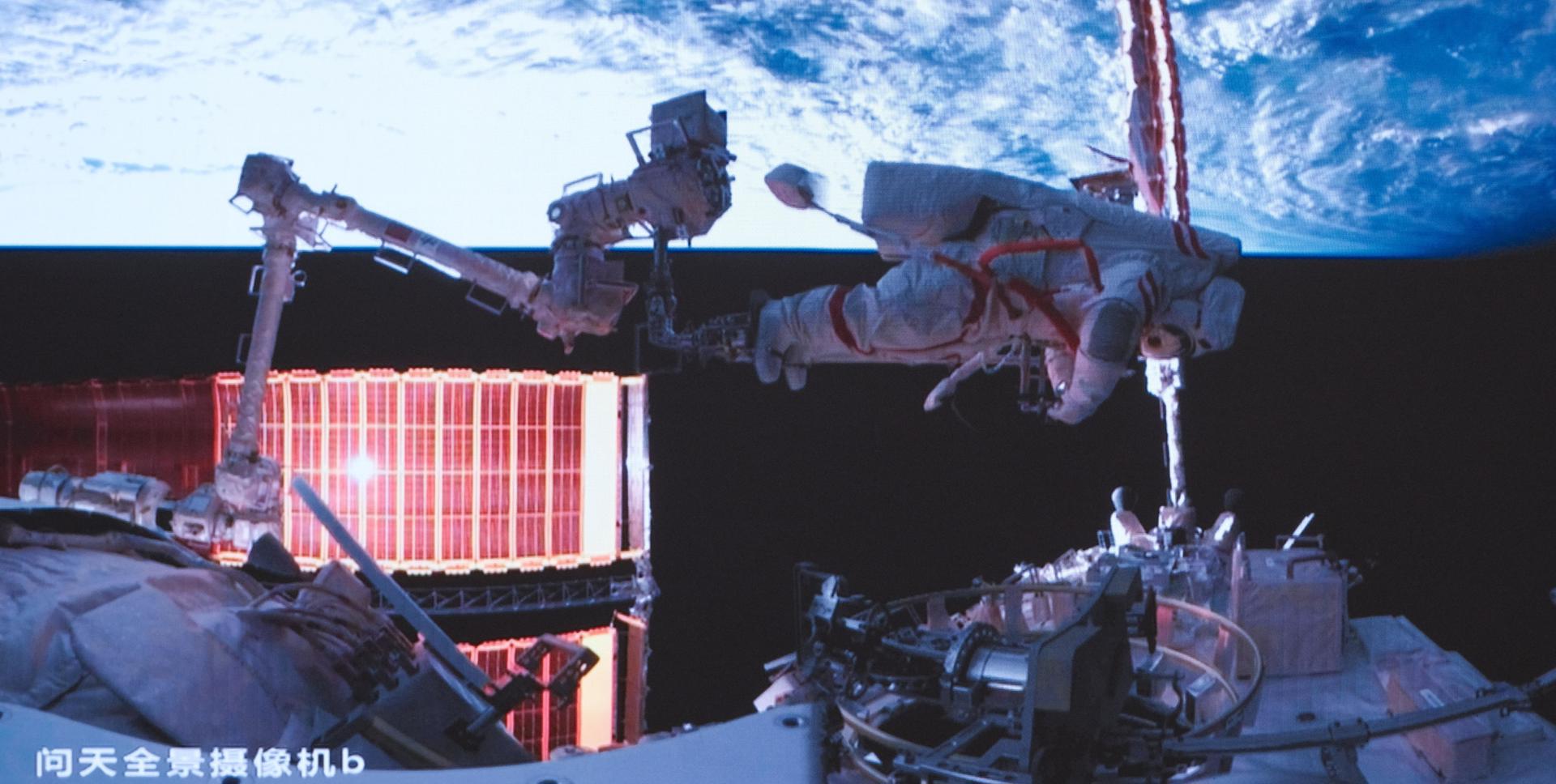 Astronautas chinos realizaron el paseo espacial de mayor duración registrado por el país