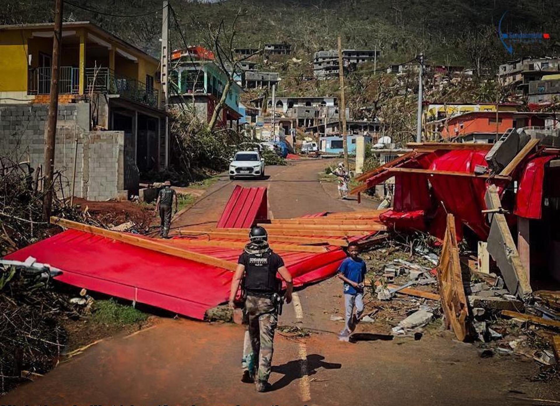 La distribución de agua y alimentos comienza en Mayotte tras el paso del ciclón Chido