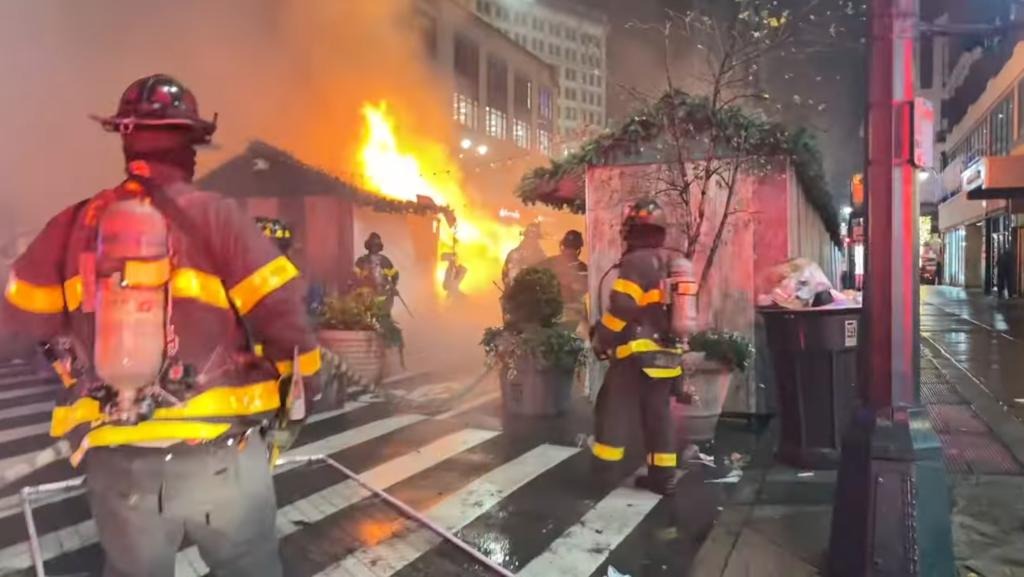 Mercado navideño en Nueva York fue destruido por un gran incendio y bombero resultó herido (FOTOS)