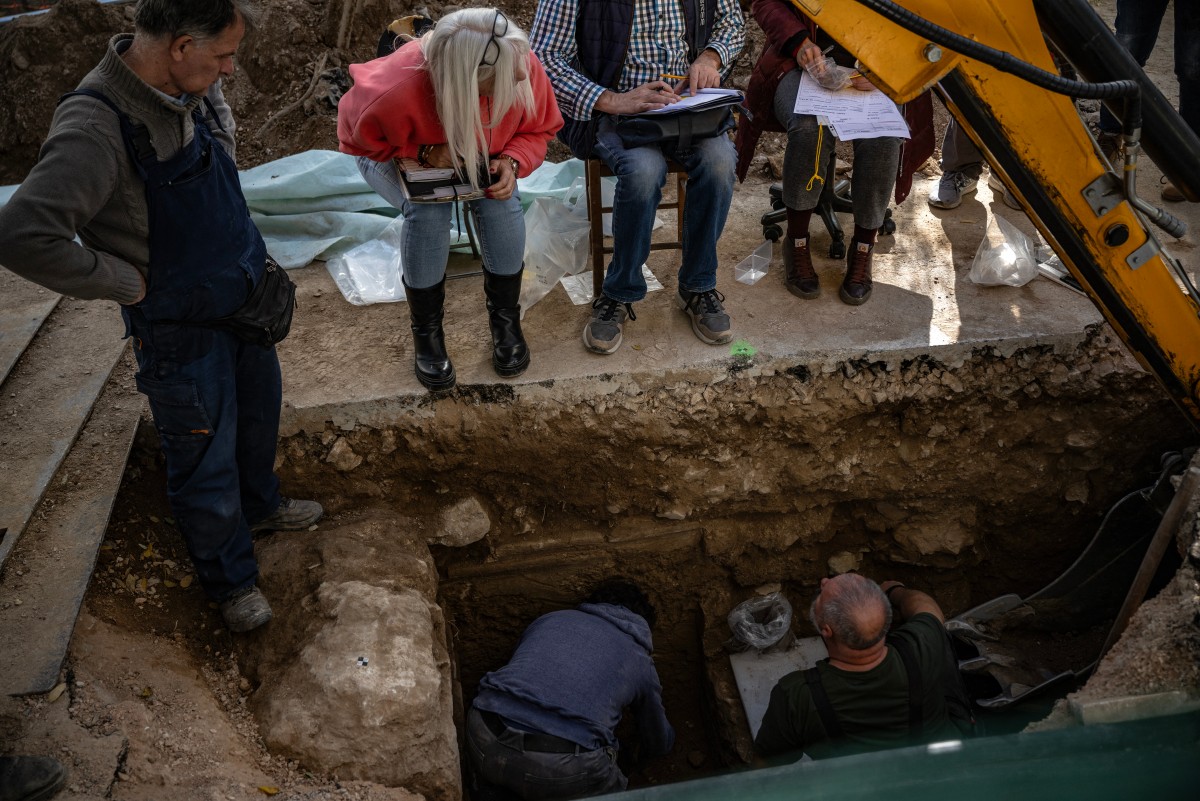 Obreros instalaban una tubería de gas cuando descubrieron antigua estatua de mármol enterrada en Grecia