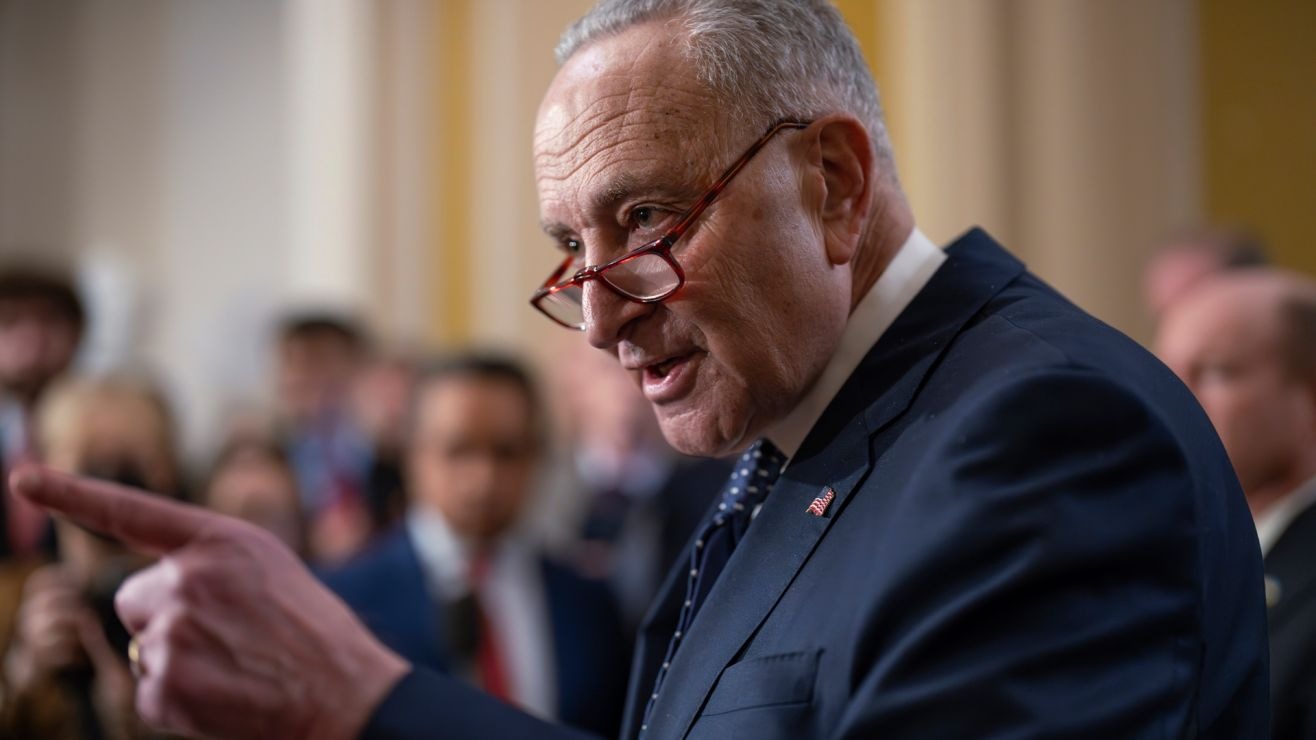 Chuck Schumer es reelecto por quinta ocasión como líder demócrata en el Senado