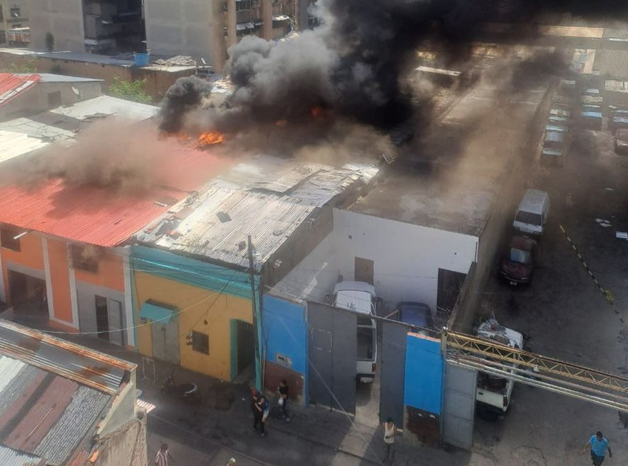 VIDEO: fuerte incendio alarmó este #9Dic a los vecinos de Capuchinos, al centro de Caracas