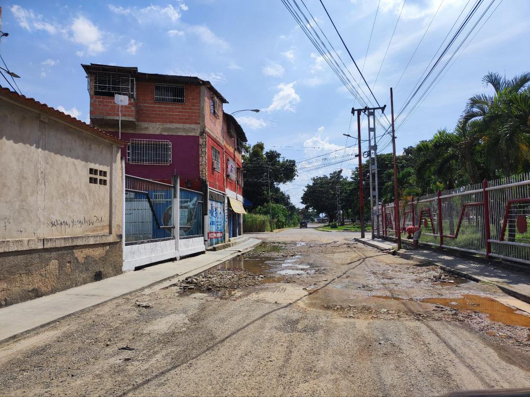 Vecinos de Mario Briceño Iragorry denuncian abandono en calles del municipio aragüeño