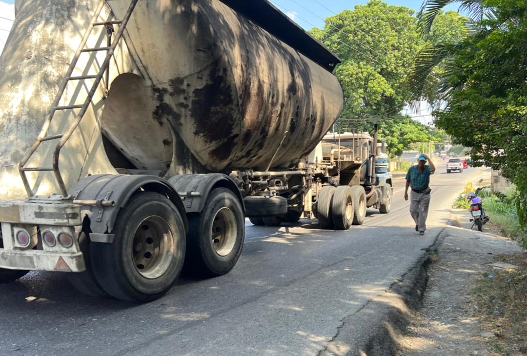 Falta de aceras y pasarela en tramo vial de San Juan pone en riesgo a cientos de habitantes