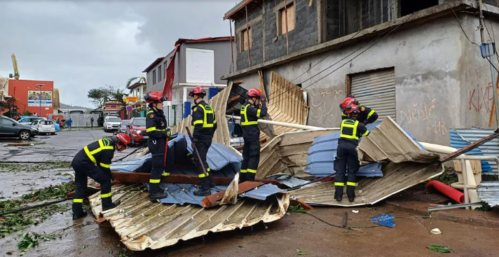 Francia activó un puente aéreo para llevar ayuda de emergencia a Mayotte tras devastador paso de ciclón