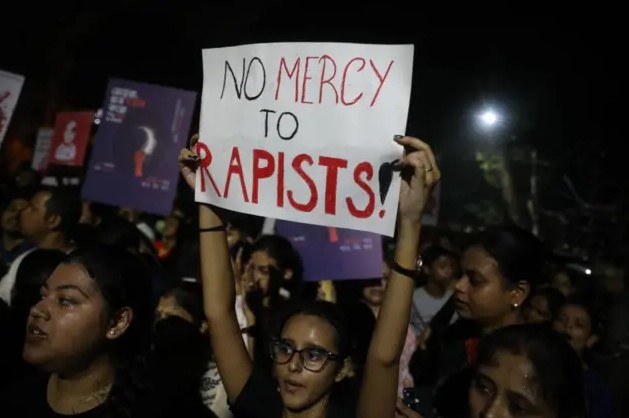 Los padres de la médica violada y asesinada en India en agosto piden nueva investigación