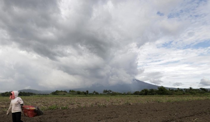 Una ciudad prohíbe las fiestas por Navidad por la erupción del volcán Kanlaon en Filipinas