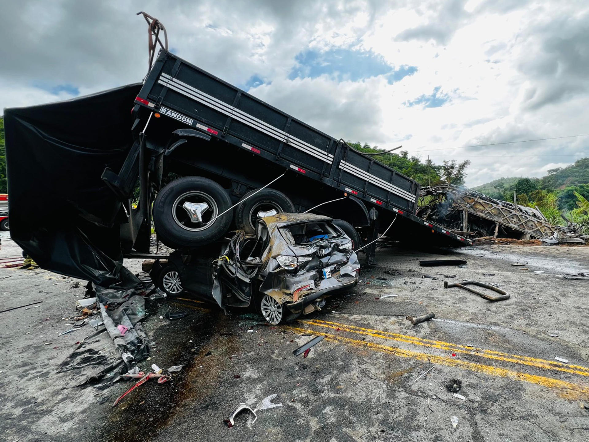 Sube a 38 la cifra de muertos en un accidente de varios vehículos en Brasil