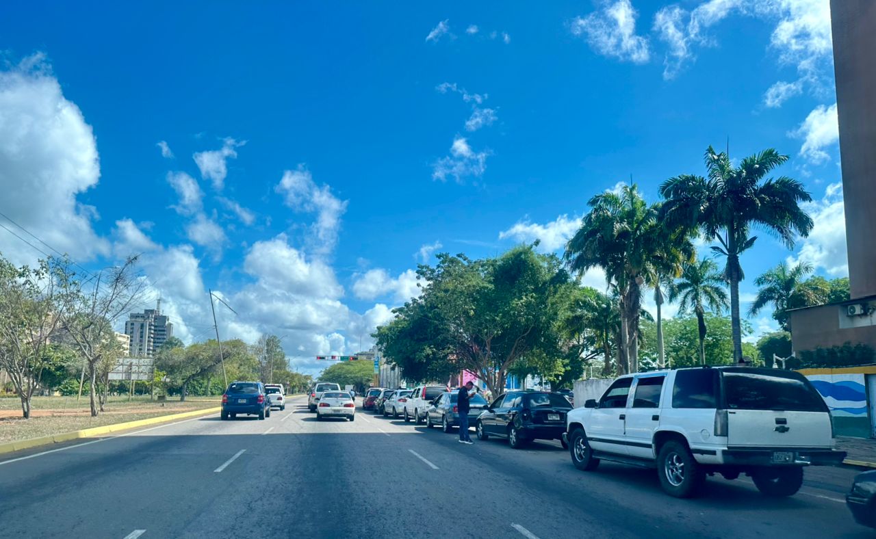 Colas para surtir gasolina en Bolívar desenmascaran al gobernador