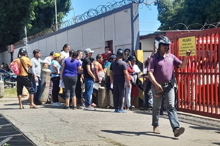 “A punta de leña” cocinan en los barrios de Barinas ante la crisis de gas