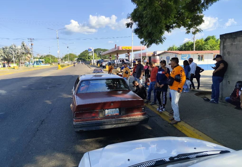 El regalito de Maduro en Navidad: vuelven colas en estaciones de gasolina en Apure