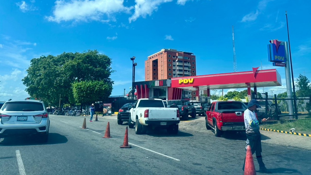 Largas colas en Bolívar por gasolina, pero el gobernador insiste en que rumores provocan nerviosismo