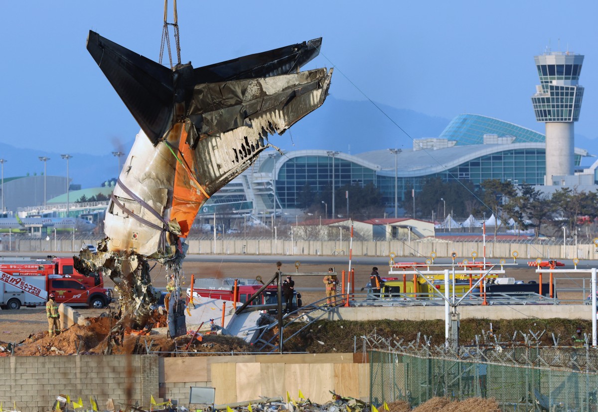 Autoridades surcoreanas empiezan a retirar restos del avión accidentado