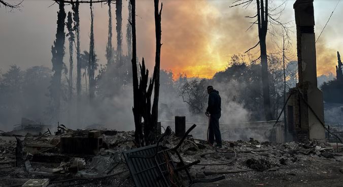 Jefe de bomberos de Los Ángeles admitió fallas para atender los fuertes incendios: “No estamos preparados”