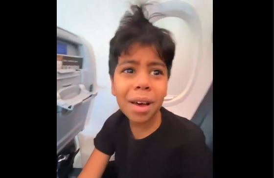 Niño se emocionó por viaje sorpresa a Venezuela para celebrar su cumpleaños en familia (VIDEO)