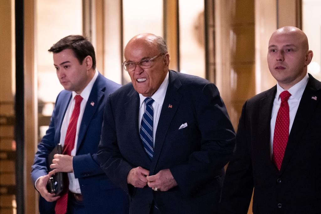 Rudy Giuliani es declarado culpable de desacato judicial por evitar pagar millonaria indemnización